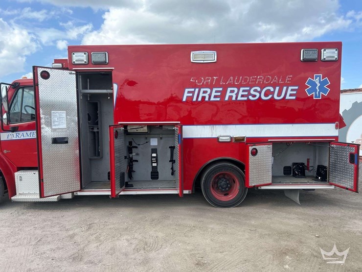 2016-freightliner-m2-106-image-41