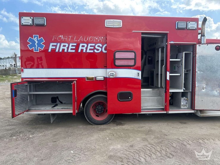 2016-freightliner-m2-106-image-40