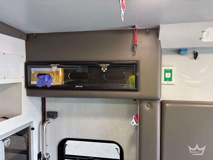 2016-freightliner-m2-106-image-40