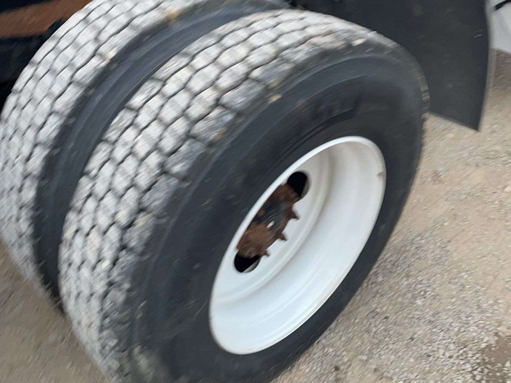 2005-peterbilt-385-image-21