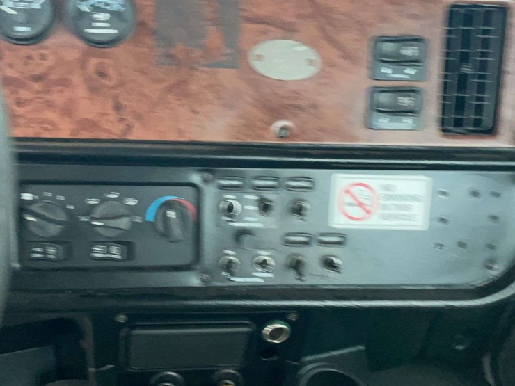 2005-peterbilt-385-image-32