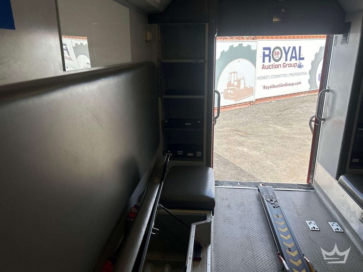 2016-freightliner-m2-106-image-59