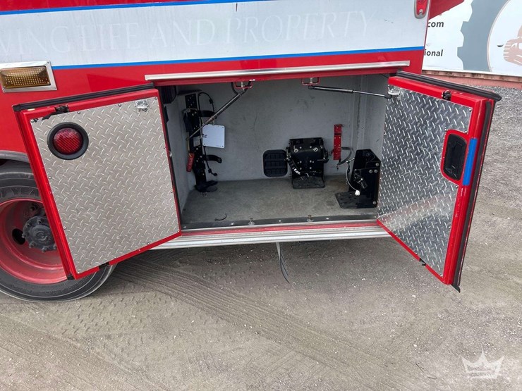 2016-freightliner-m2-106-image-34