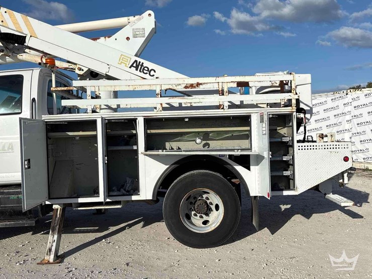 2088-chevrolet-c7500-altec-ta40-41ft.-bucket-truck-image-28