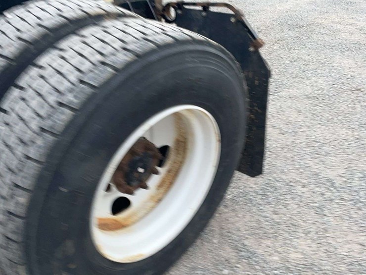 2005-peterbilt-385-image-17