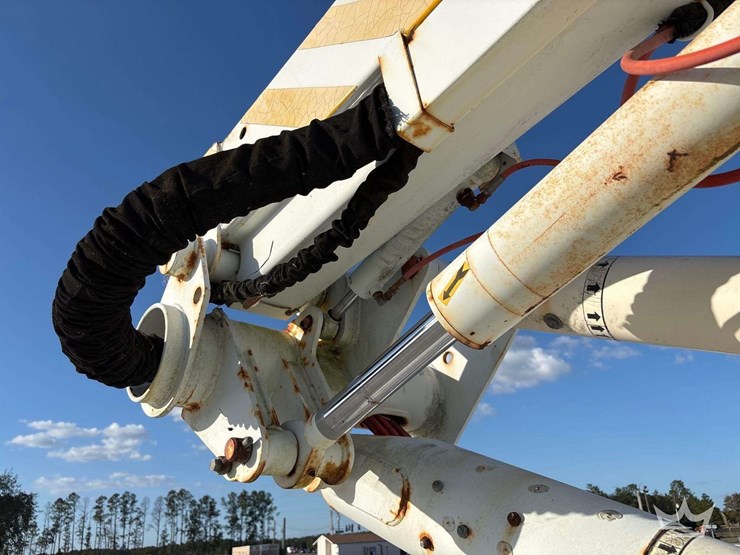 2088-chevrolet-c7500-altec-ta40-41ft.-bucket-truck-image-13