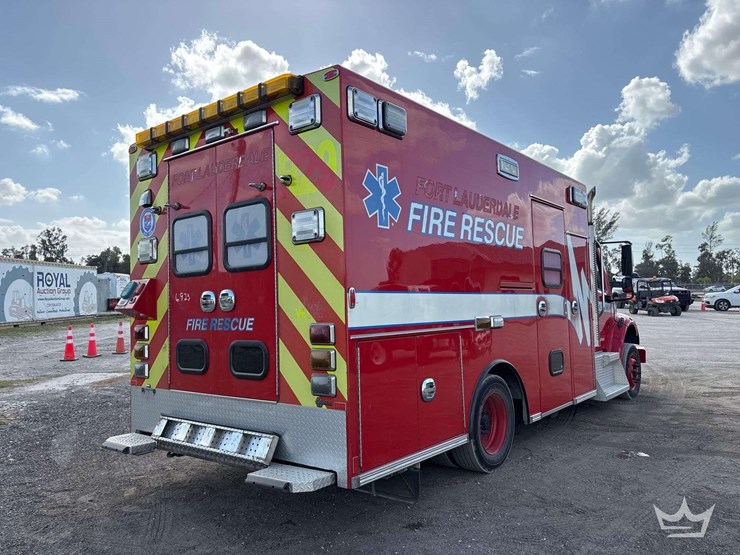 2016-freightliner-m2-106-image-3