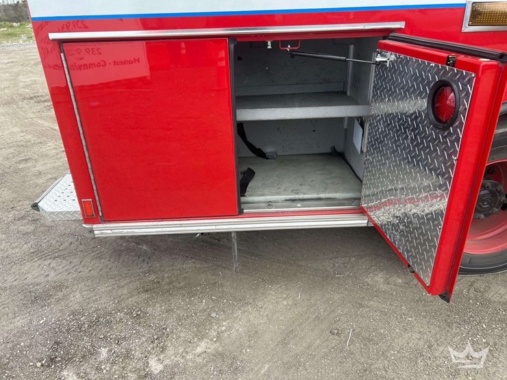 2016-freightliner-m2-106-image-38