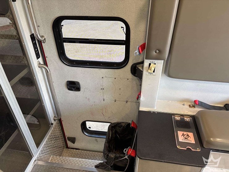 2016-freightliner-m2-106-image-41