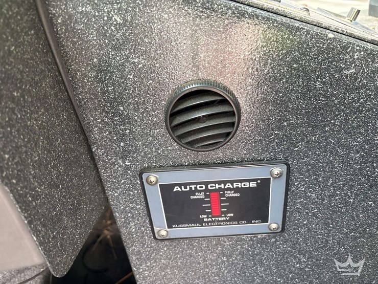 2016-freightliner-m2-106-image-21