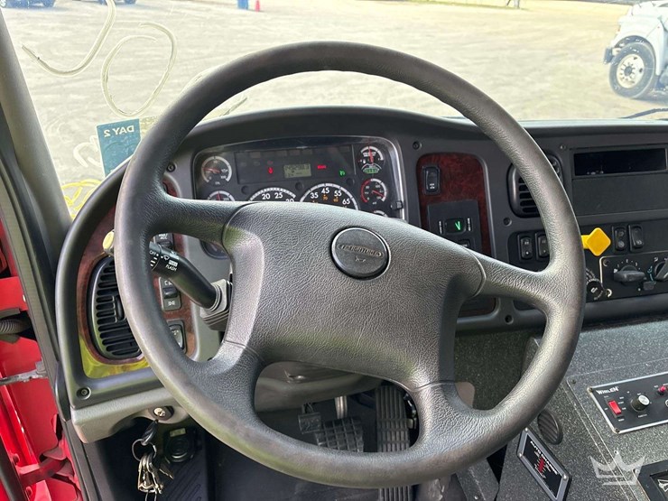 2016-freightliner-m2-106-image-17