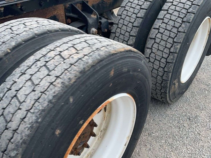 2005-peterbilt-385-image-16