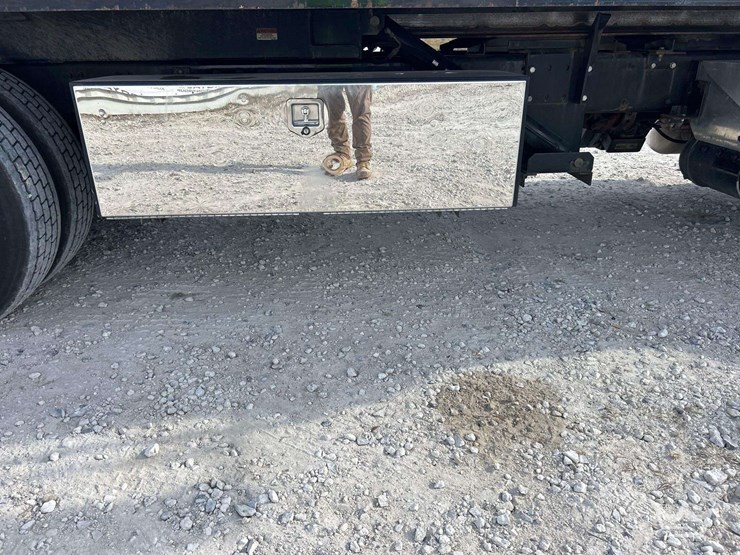 2018-peterbilt-348-image-39