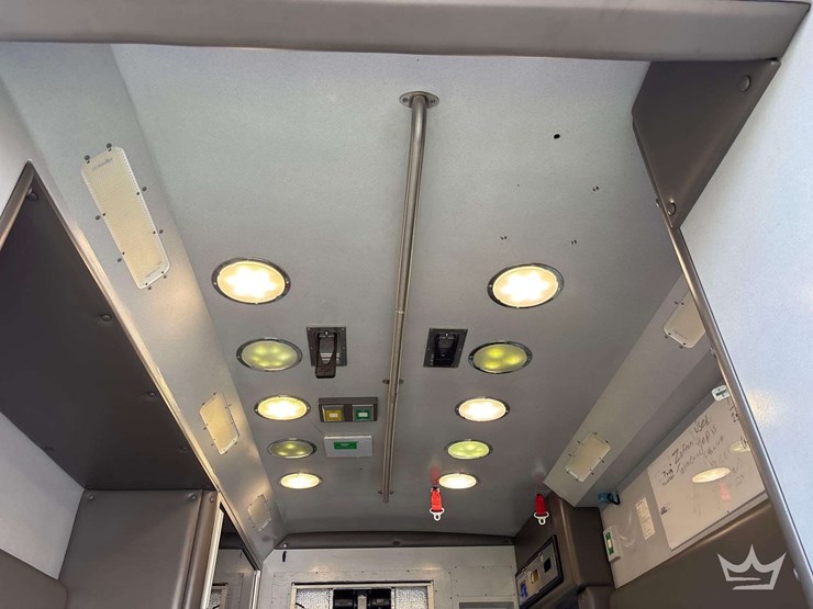 2016-freightliner-m2-106-image-42