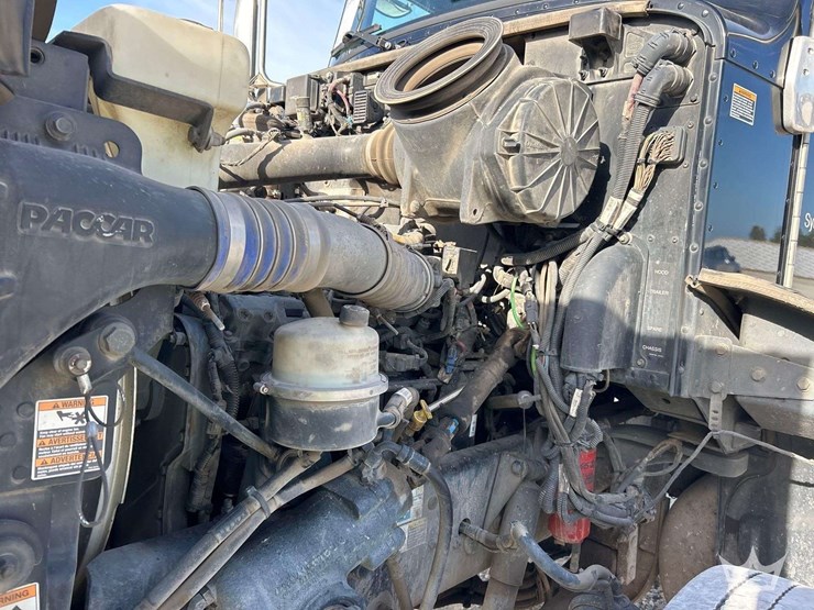 2018-peterbilt-348-image-11