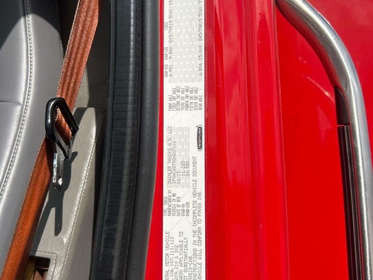 2016-freightliner-m2-106-image-6