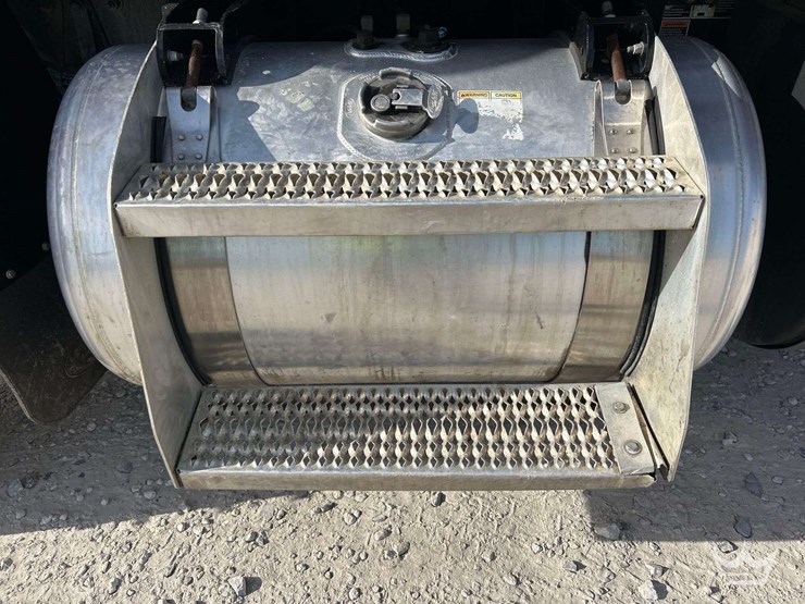 2018-peterbilt-348-image-25