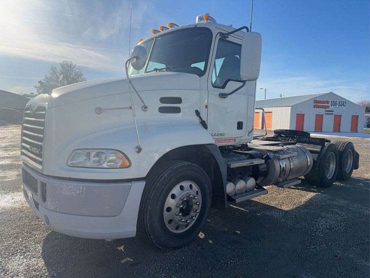 2012-mack-semi-image-3