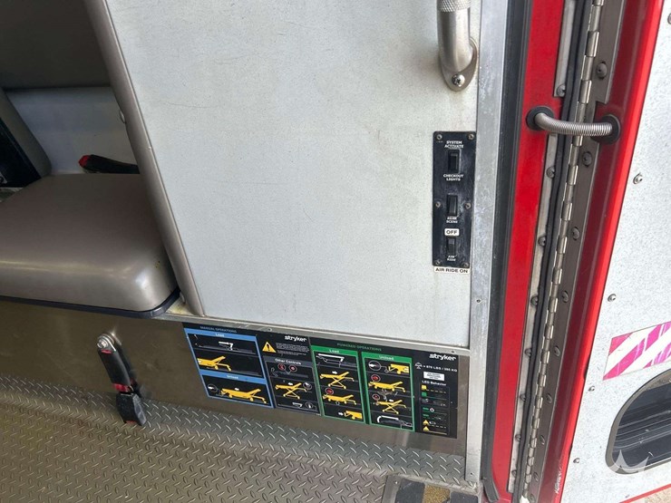 2016-freightliner-m2-106-image-47