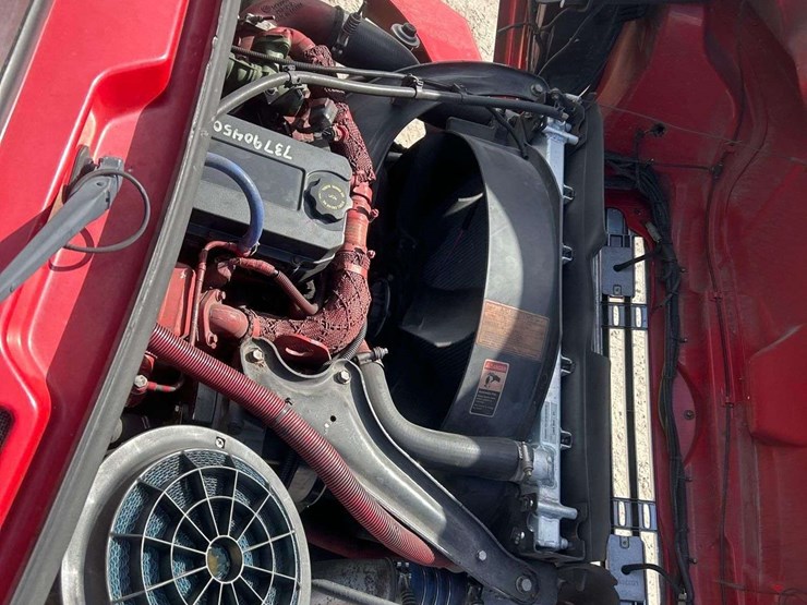 2016-freightliner-m2-106-image-7