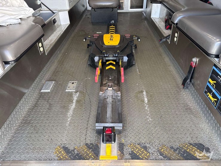 2016-freightliner-m2-106-image-30