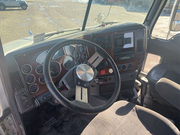 2012-mack-semi-image-6