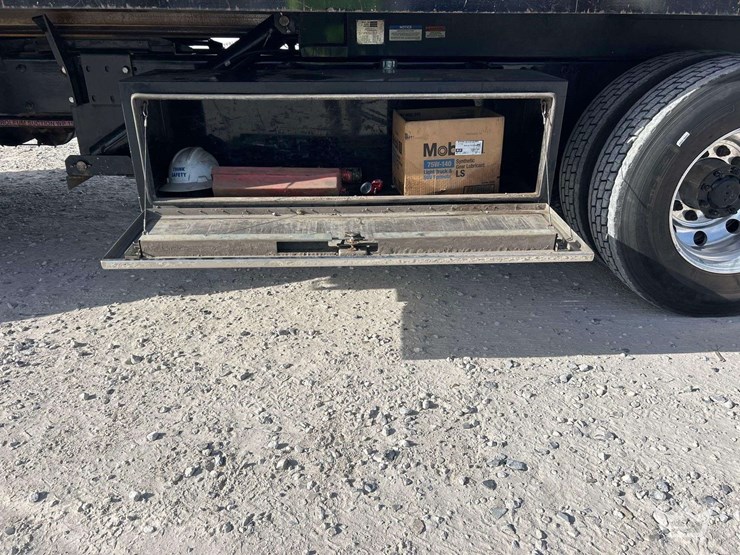 2018-peterbilt-348-image-28