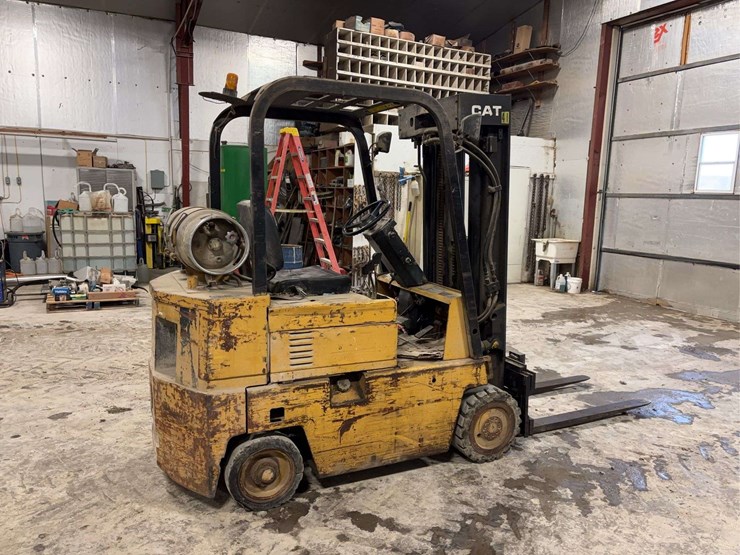cat-6000-lb-fork-lift-image-5