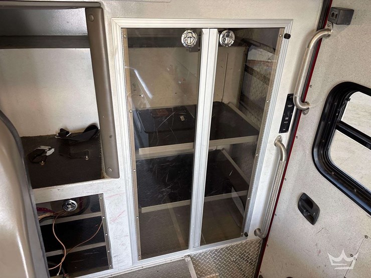 2016-freightliner-m2-106-image-39