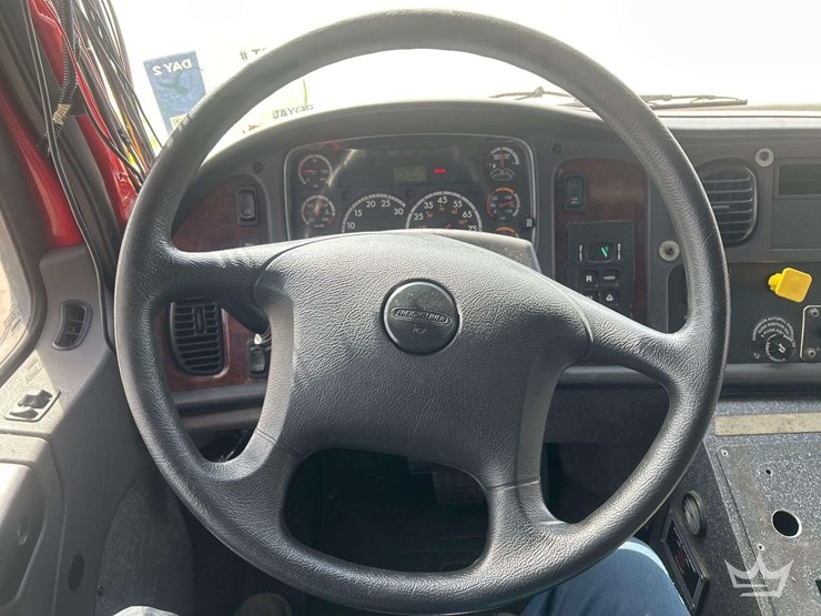 2016-freightliner-m2-106-image-14