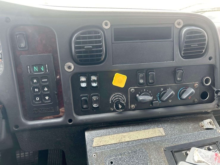 2016-freightliner-m2-106-image-16