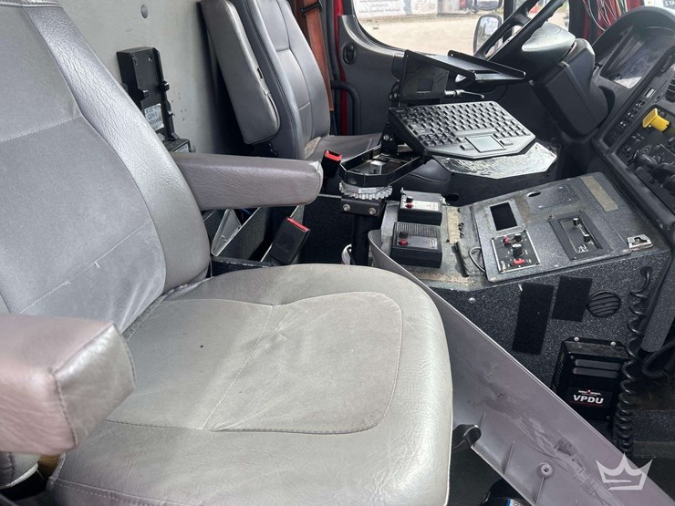 2016-freightliner-m2-106-image-21