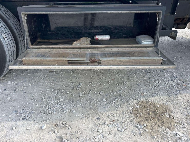 2018-peterbilt-348-image-40