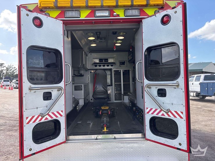 2016-freightliner-m2-106-image-27