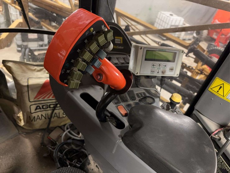 984-rogator-sprayer-w/120'-booms-image-10