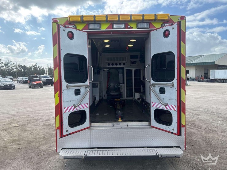 2016-freightliner-m2-106-image-45