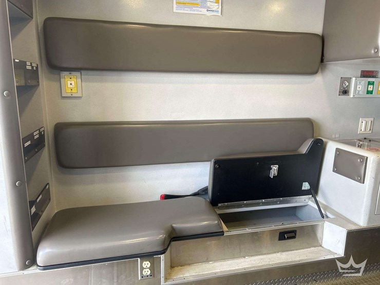 2016-freightliner-m2-106-image-48