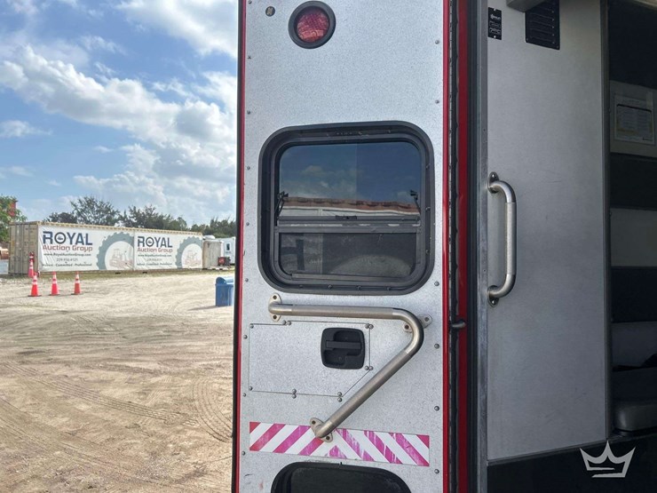 2016-freightliner-m2-106-image-64