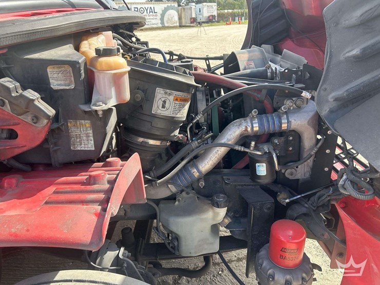 2016-freightliner-m2-106-image-8