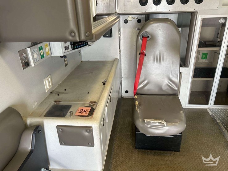 2016-freightliner-m2-106-image-51