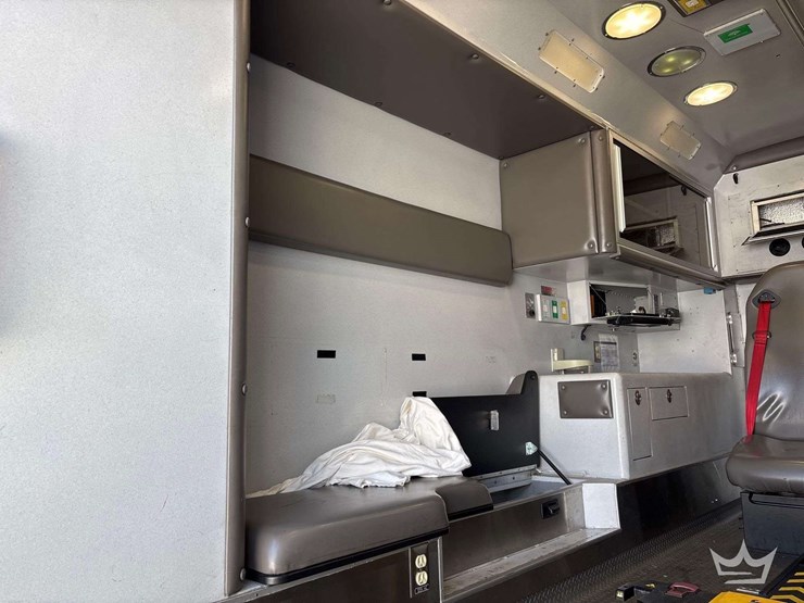 2016-freightliner-m2-106-image-32