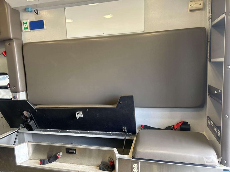 2016-freightliner-m2-106-image-50