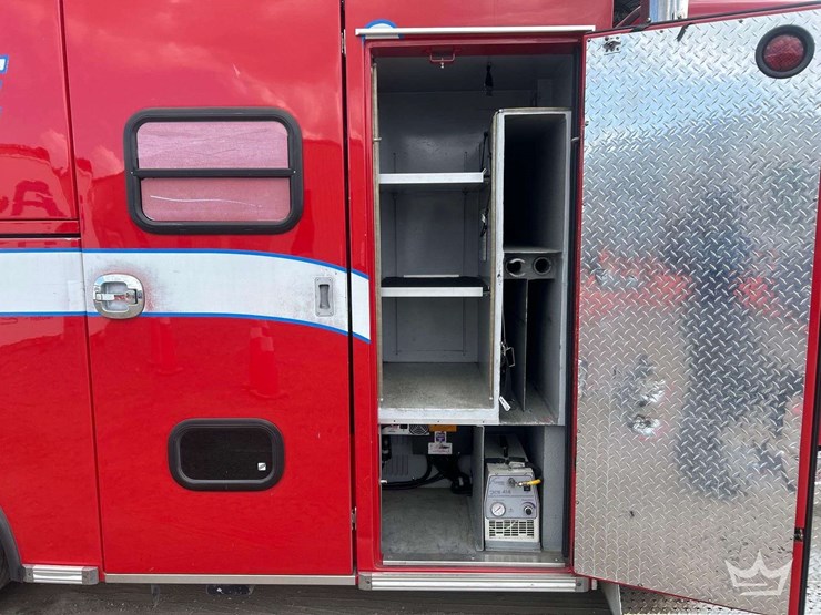 2016-freightliner-m2-106-image-36