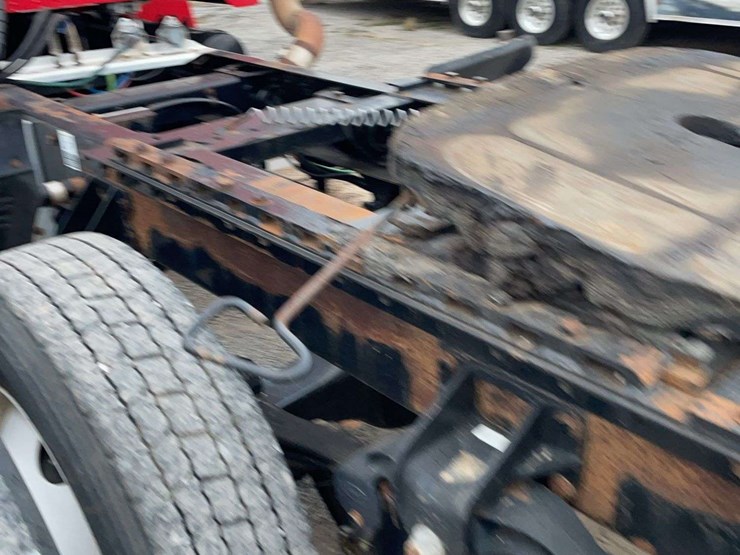 2005-peterbilt-385-image-18