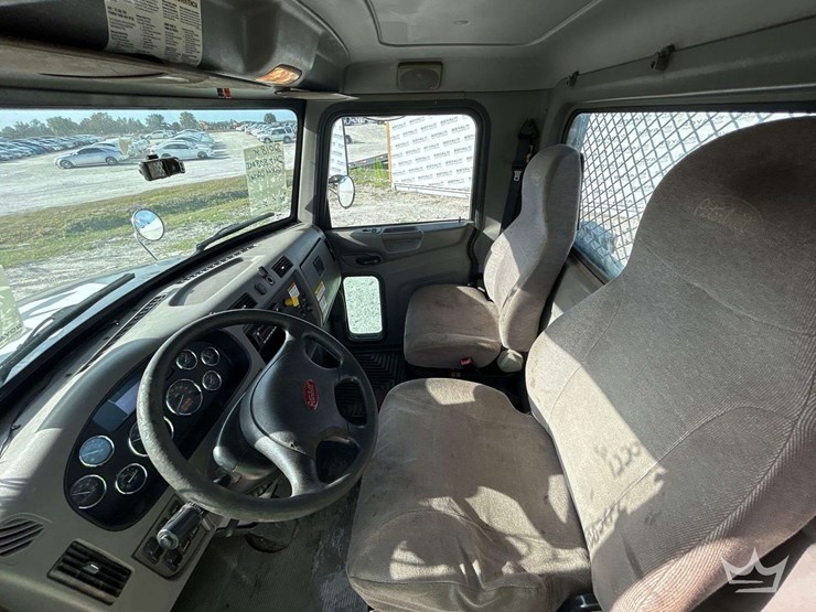 2018-peterbilt-348-image-16