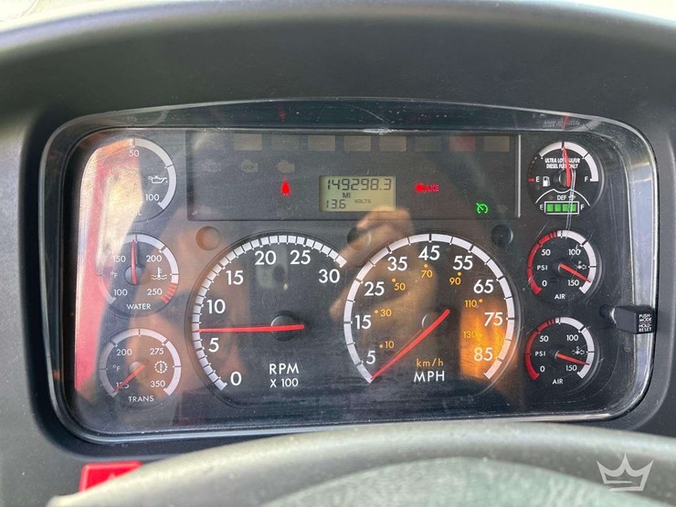 2016-freightliner-m2-106-image-18