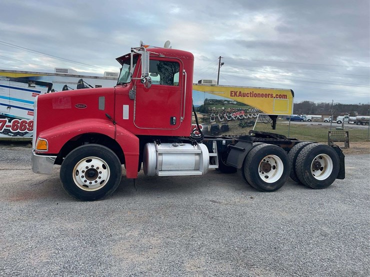 2005-peterbilt-385-image-2