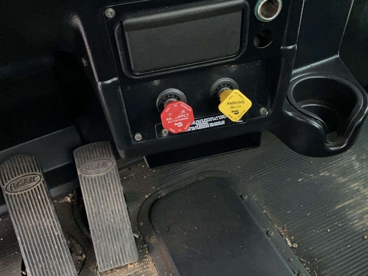 2005-peterbilt-385-image-35