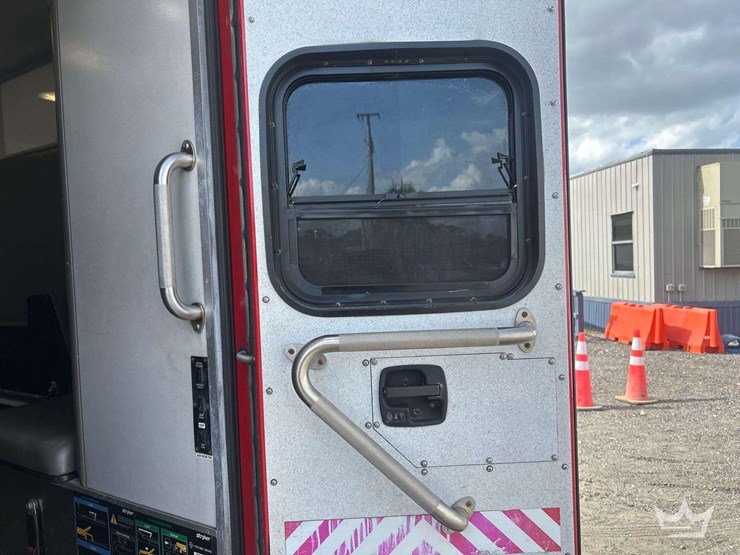 2016-freightliner-m2-106-image-62