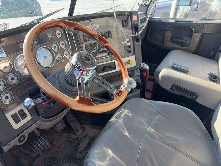 2012-freightliner-semi-image-6